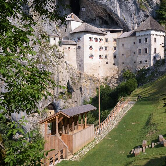 Predjamský hrad a skryté vchody do jeskyně